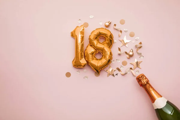 Fijne 18e verjaardag. Champagne fles met gouden ballon. — Stockfoto