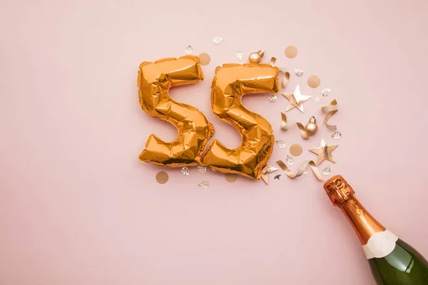 Gelukkige 55ste verjaardag. Champagne fles met gouden ballon. — Stockfoto