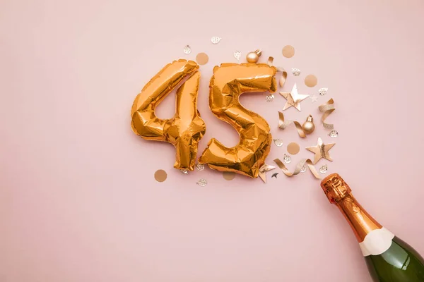 Gelukkige 45e verjaardag. Champagne fles met gouden ballon. — Stockfoto