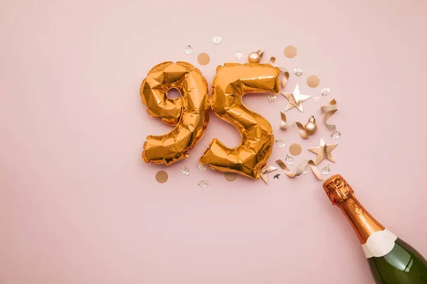 Feliz aniversário de 95 anos. Garrafa de champanhe com balão número de ouro . — Fotografia de Stock