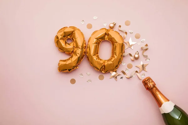 Feliz fiesta del 90 aniversario. Botella de champán con globo número oro . —  Fotos de Stock