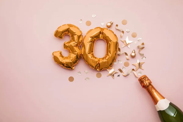 Feliz fiesta del 30 aniversario. Botella de champán con globo número oro . —  Fotos de Stock