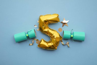 Noel geri sayımı. 5 numaralı şenlikli kristal kraker dekorasyonlu altın.