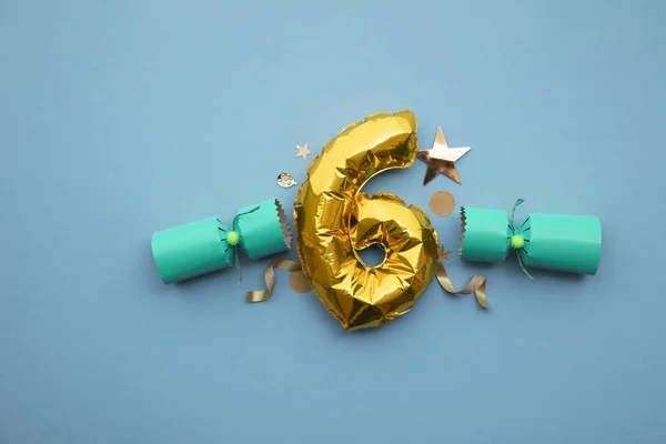 Conto alla rovescia di Natale. Oro numero 6 con decorazioni festive cristmas cracker — Foto Stock