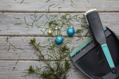 Noel 'den sonra temizlik. Çam iğneleri ve kırık dekorasyonları süpürüyorum.