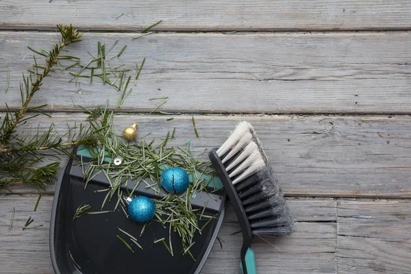 A limpar depois do Natal. Varrer agulhas de pinheiro e decorações quebradas — Fotografia de Stock