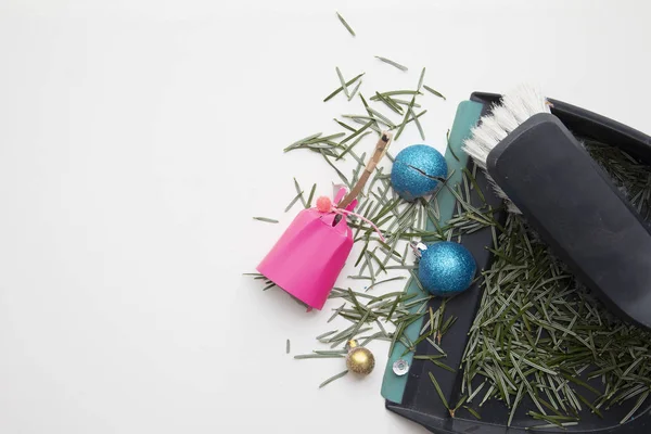 Zametání borovicových jehličí a rozbité dekorace po vánočních prázdninách — Stock fotografie