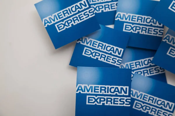 LONDRES, Royaume-Uni - 15 janvier 2020 : Logo de la marque American Express imprimé sur papier — Photo