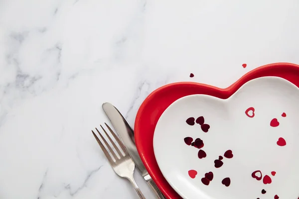 День Святого Валентина червоно-біла вечеря тарілки у формі серця — стокове фото