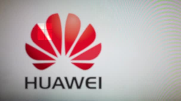 ЛОНДОН, Великобритания - 29 января 2020 года: Проблемы безопасности Huawei. Силуэт руки с замком перед логотипом Huawei . — стоковое видео