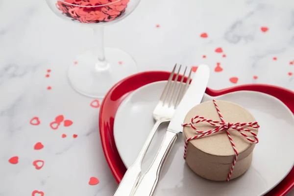 День Святого Валентина подарункова коробка з тарілками у формі серця та конфетті — стокове фото