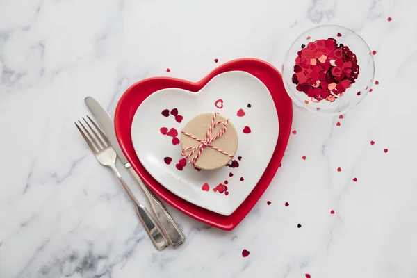 День Святого Валентина подарункова коробка з тарілками у формі серця та конфетті — стокове фото