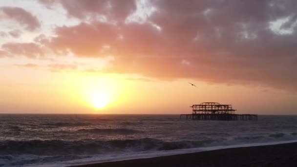 Gün batımında Brighton 'un silueti batı iskelesinde — Stok video