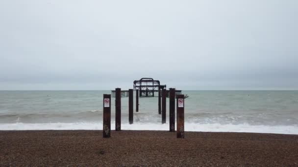 De ruïnes van Brighton west pier in Sussex, Verenigd Koninkrijk — Stockvideo