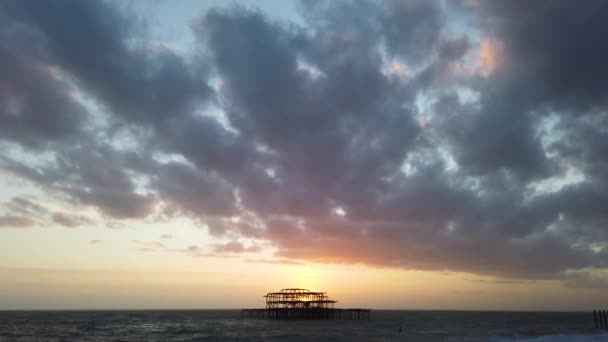 Silhueta do cais oeste de Brighton ao pôr-do-sol — Vídeo de Stock