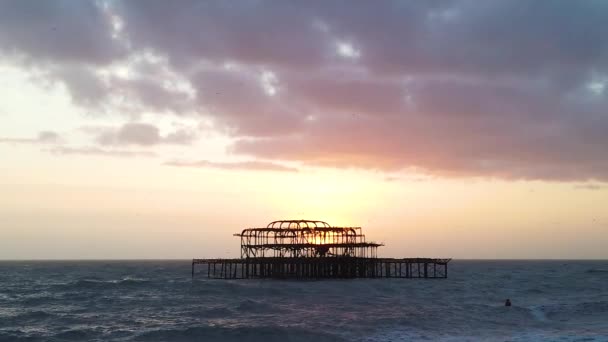 Gün batımında Brighton 'un silueti batı iskelesinde — Stok video
