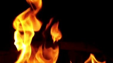Şömine sobasının yavaş çekim alevleri.