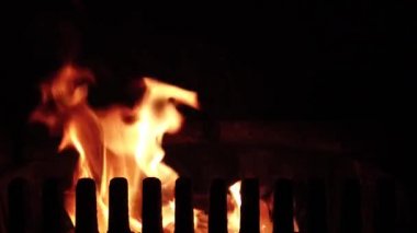 Şömine sobasının yavaş çekim alevleri.