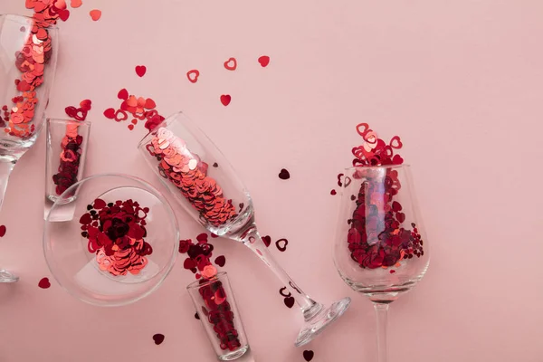 Valentines day drinks glasses with red heart confetti. — Stockfoto