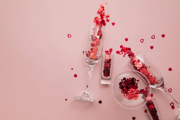 Valentines day drinks glasses with red heart confetti. — Stockfoto
