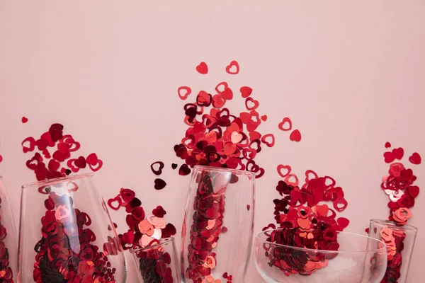 Valentines day date night background. Drinks glasses with red heart confetti. — Stockfoto