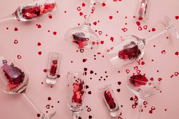 Valentines day date night background. Drinks glasses with red heart confetti. — Stockfoto