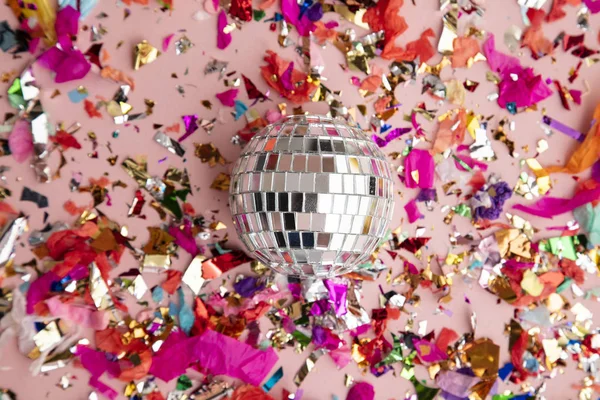 Disco lustrzana piłka na jasnym tle konfetti partii — Zdjęcie stockowe