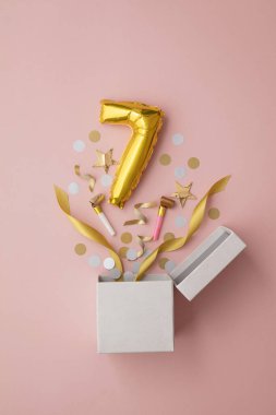 7 numaralı doğum günü balonu hediye kutusu patlamış.