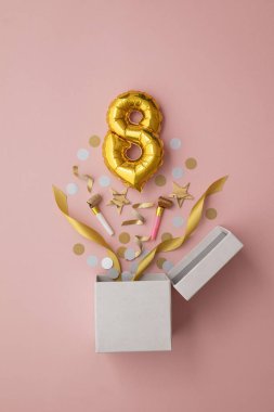 8 numaralı doğum günü balonu hediye kutusu dümdüz patladı.