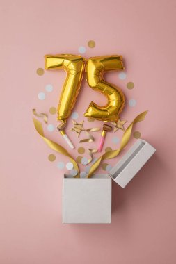 75 numaralı doğum günü balonu hediye kutusu dümdüz patladı.