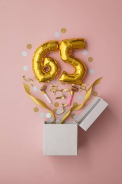 65 numaralı doğum günü balonu hediye kutusu dümdüz patladı.