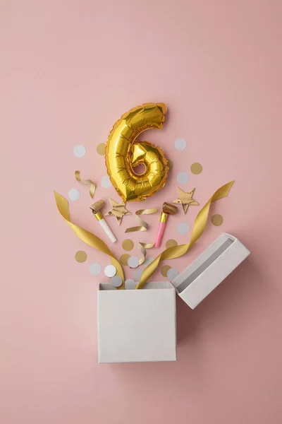 Número 6 aniversário balão celebração caixa de presente leigos explosão plana — Fotografia de Stock