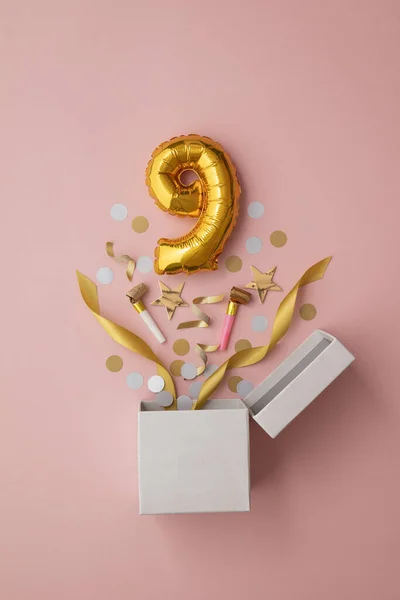 Anzahl 9 Geburtstag Ballon Feier Geschenkbox lag flach Explosion — Stockfoto