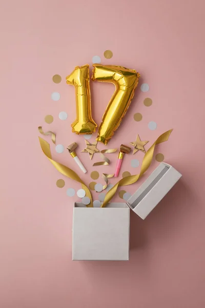 Número 17 globo de cumpleaños celebración caja de regalo yacía explosión plana —  Fotos de Stock