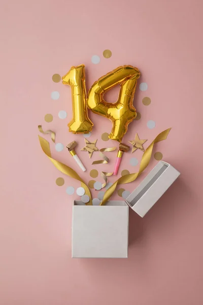 Número 14 globo de cumpleaños celebración caja de regalo yacía explosión plana — Foto de Stock