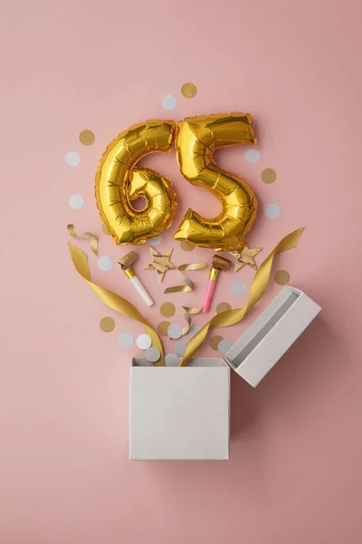 Zahl 65 Geburtstag Ballon Feier Geschenkbox lag flach Explosion — Stockfoto