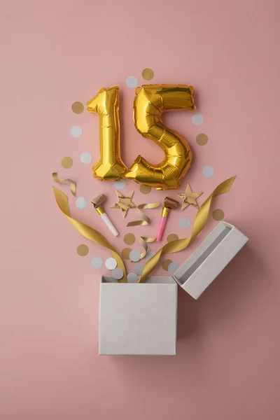 Número 15 globo de cumpleaños celebración caja de regalo yacía explosión plana —  Fotos de Stock