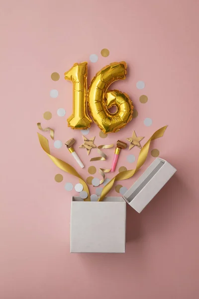 Nummer 16 verjaardagsballon viering geschenkdoos lag plat explosie — Stockfoto