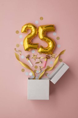 25 numaralı doğum günü balonu hediye kutusu dümdüz patladı.