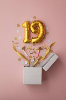 19 numaralı doğum günü balonu hediye kutusu dümdüz patladı.