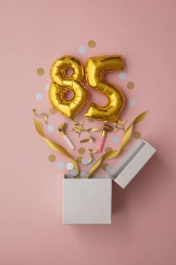 85 numaralı doğum günü balonu hediye kutusu dümdüz patladı.