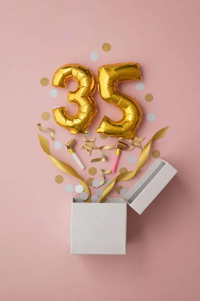 Número 35 aniversário balão celebração caixa de presente leigos explosão plana — Fotografia de Stock