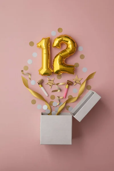 Nummer 12 födelsedagsballong fest presentförpackning låg platt explosion — Stockfoto