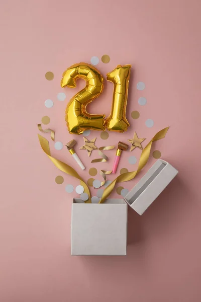 Zahl 21 Geburtstag Ballon Feier Geschenkbox lag flach Explosion — Stockfoto