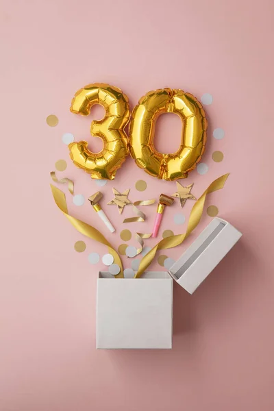 Número 30 globo de cumpleaños celebración caja de regalo yacía explosión plana — Foto de Stock