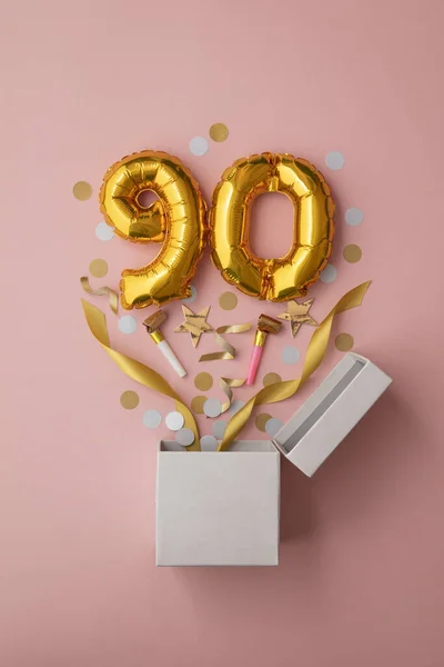 Zahl 90 Geburtstag Ballon Feier Geschenkbox lag flach Explosion — Stockfoto