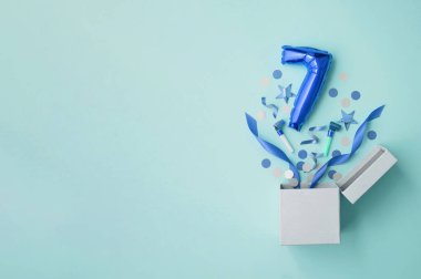 7 numaralı doğum günü balonu hediye kutusu patlamış.