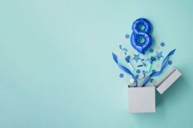 8 numaralı doğum günü balonu hediye kutusu dümdüz patladı.