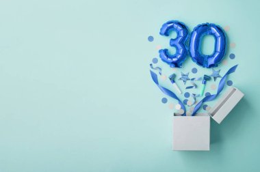 30 numaralı doğum günü balonu hediye kutusu dümdüz patladı.