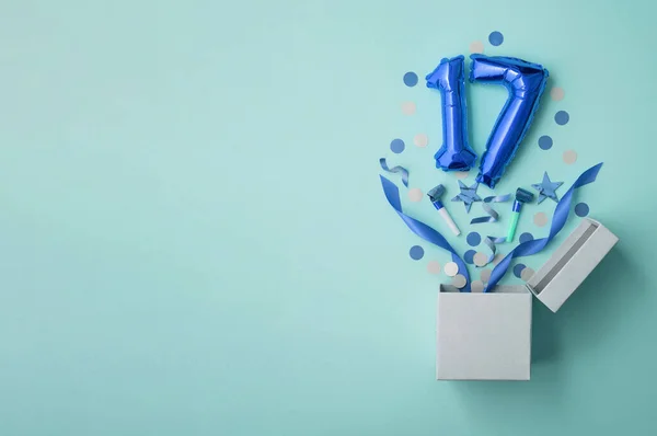 Numéro 17 anniversaire ballon célébration boîte cadeau gisait explosion plate — Photo
